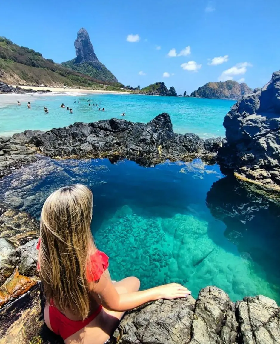 Piscina natural de Fernando de Noronha com Morro do Pico ao fundo