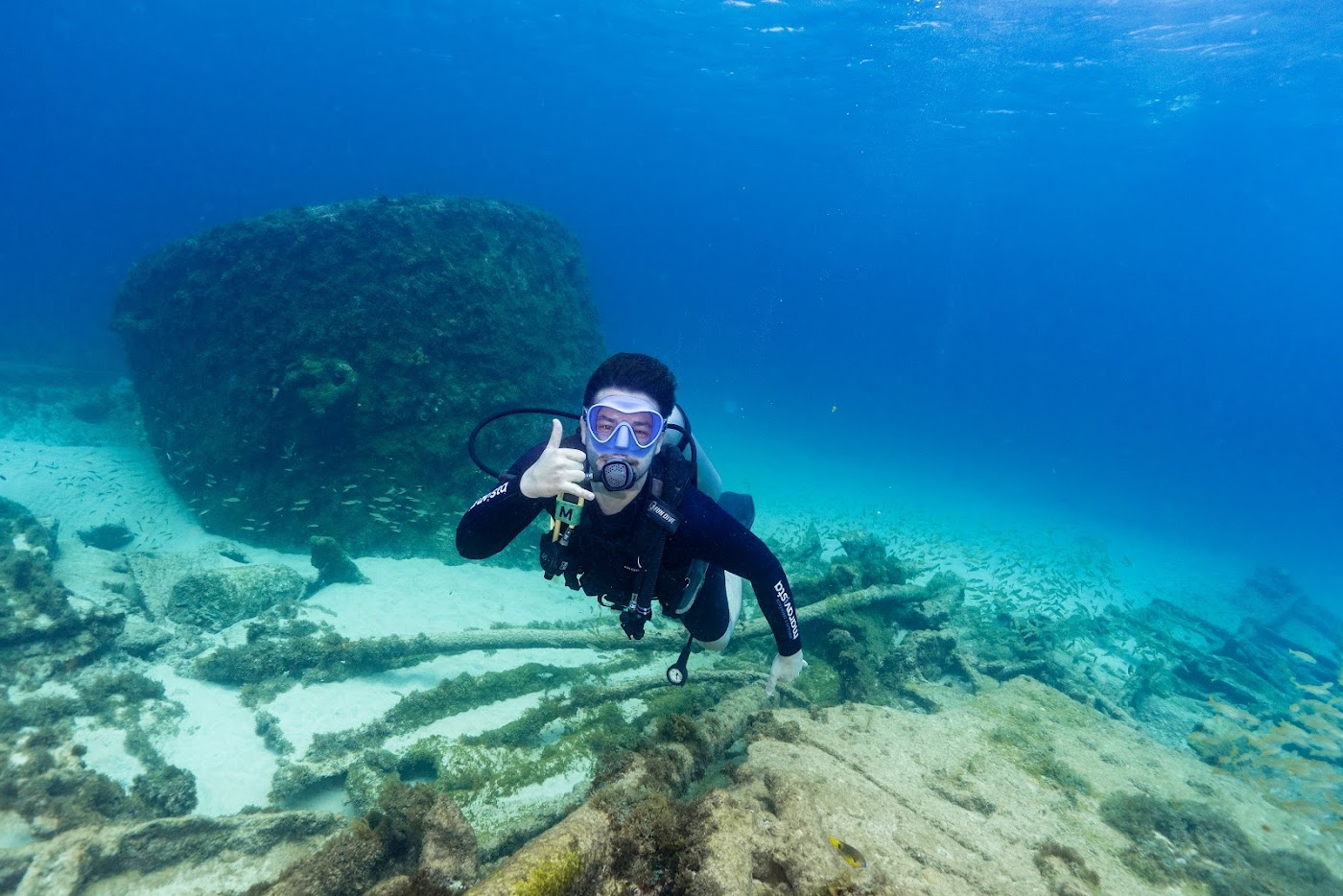 Mergulho em Fernando de Noronha: guia completo (batismo, credenciado e cursos)