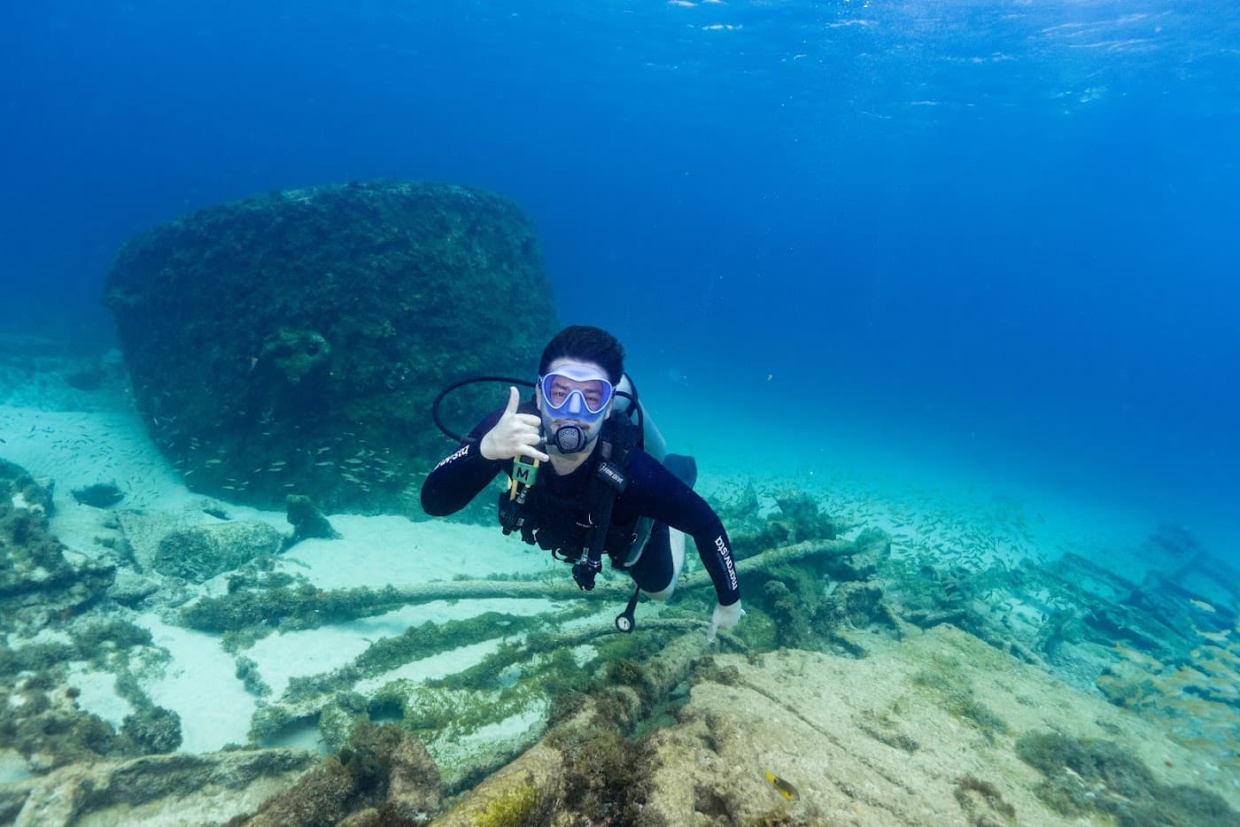 Instrutor de mergulho com aluno em batismo embarcado, Fernando de Noronha