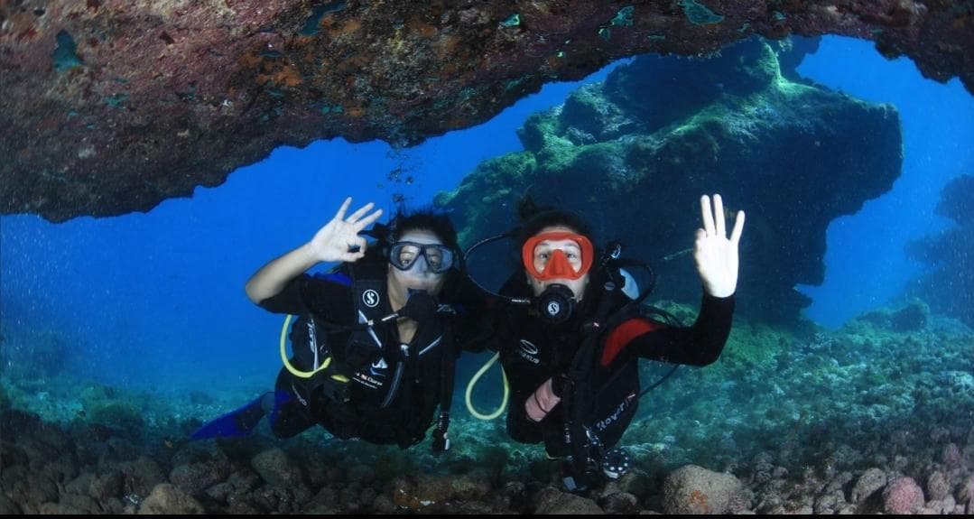 Mergulho cilindro batismo praia em Fernando de Noronha