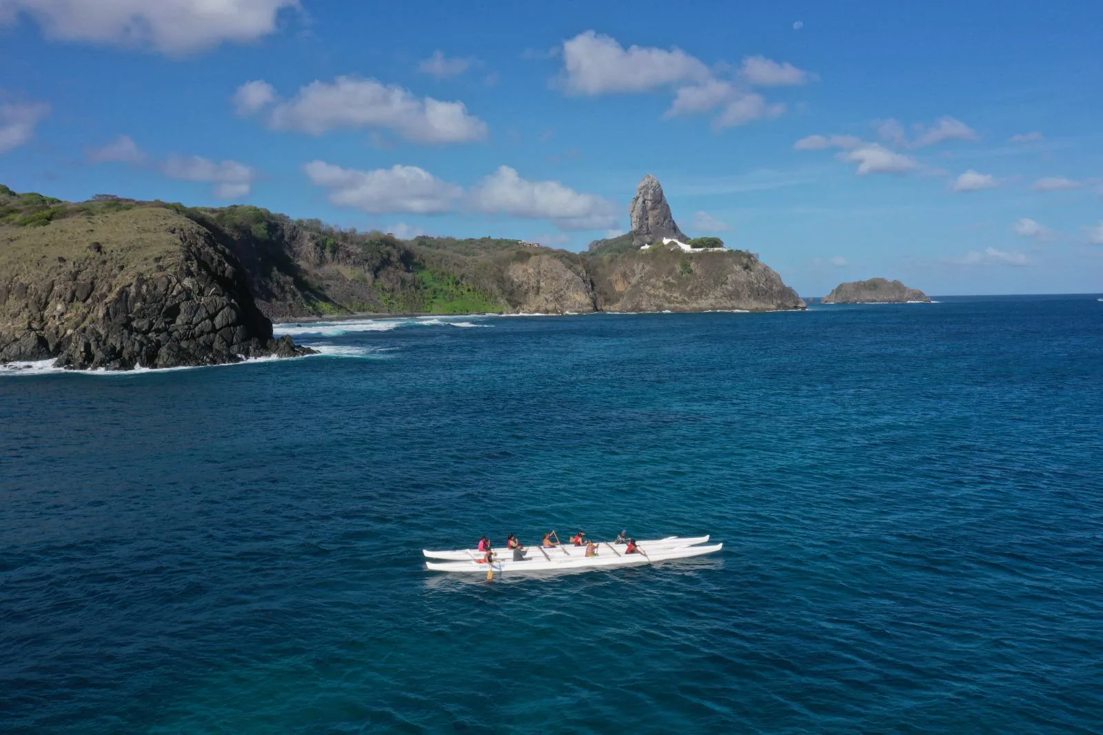 Canoa navegando em Fernando de Noronha — Combo Ilha Tour, Barco Tradicional e Canoa